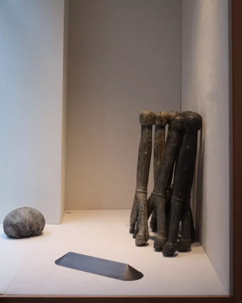 Vue de l'exposition de Jean-Marie Perdrix regroupant un ensemble de sculptures en fonte de plastique issu de la série des Yabas, une sculpture en fonte de plastique coulée dans une peau de chèvre et une sculpture en fonte de fer