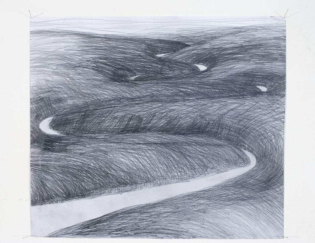 Dessin au crayon de l'artiste suisse Miriam Cahn datant de 2006 et représentant une route sinueuse à travers de collines
