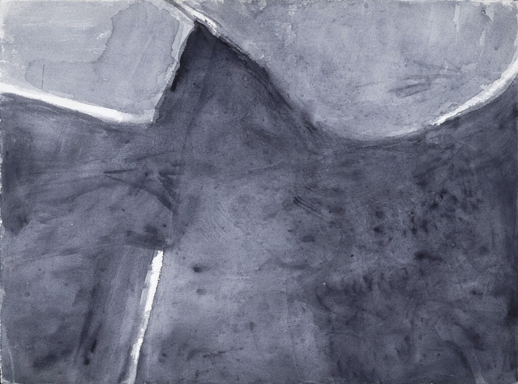 Aquarelle abstraite de l'artiste française Colette Brunschwig réalisée en 1995 représentant des volumes gris clair sur un fond gris foncé