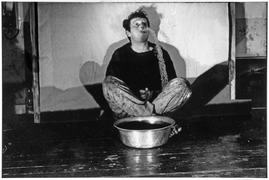 Photographie datant de 1958 représentant l'artiste allemand Franz Erhard Walther durant une performance où l'artiste crache de l'eau comme s'il était une fontaine vivante