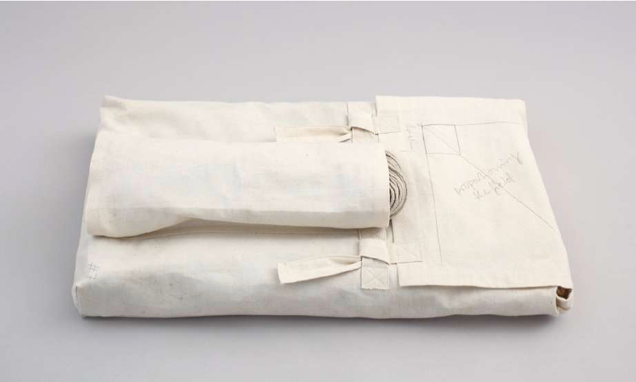Élément n°7 de 1. Wersatz de Franz Erhard Walther rangé dans sa pochette de protection en tissu blanc, autrement appelle lagerform