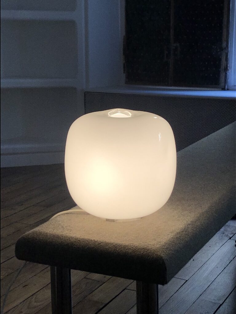 Paolo Tilche pour Barbini, Cubico, 1980, verre soufflé et cristal, 24 x 23 x 23 cm Lampe en verre conçue par le designer italien Paolo Tilche en collaboration avec le maitre verrier de Murano Alfredo Barbini dans les années 1980.