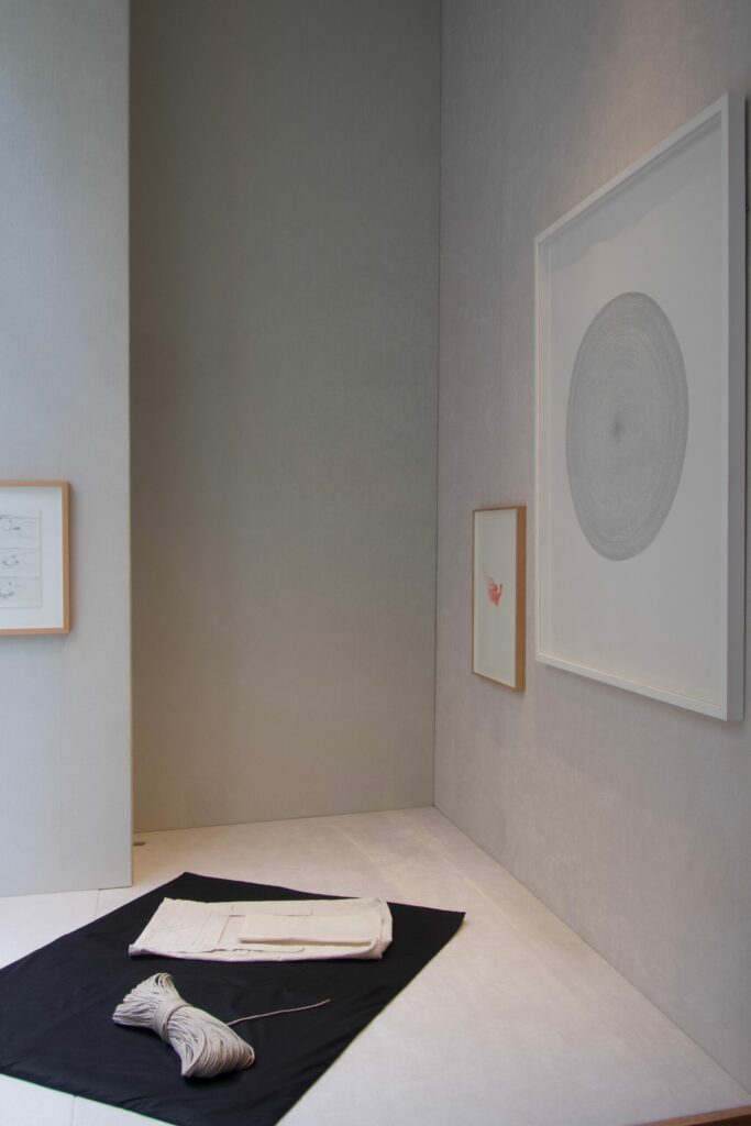 View of the exhibition of Laura Lamiel's drawings and Element n°7 by Franz Erhard Walther