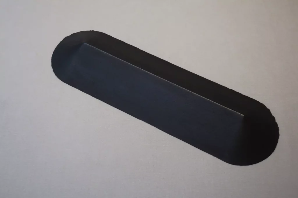 Jean-Marie Perdrix, Forme insaisissable, 1987 – 2017, fonte de fer, 61 x 17.5 x 6 cm Sculpture de l'artiste français Jean-Marie Perdrix intitulée Forme insaisissable, réalisée en 2017 avec de la fonte de fer