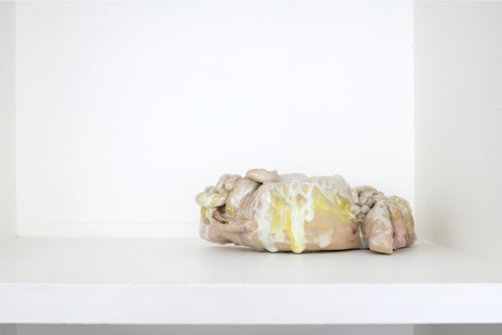 Isa Melsheimer, Bacteria 8, 2019, céramique, glaçage, 7 x 20 x 12 cm Sculpture en céramique émaillée de l'artiste allemande Isa Melsheimer datant de 2019 représentant une forme bactérienne de couleur jaune et rose.
