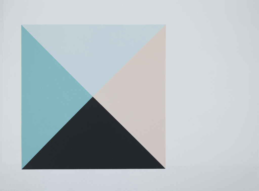 Elodie Seguin, White Volume (COL3), 2018, acrylic paint and inks on paper, 55 x 76 cm Drawing from 2018 by French artist Elodie Seguin made with inks and acrylic paint representing a pyramid seen from above composed of blue, black and pink triangles.
