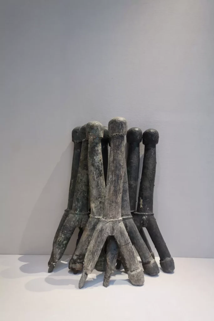 Ensemble de huit sculptures de l'artiste français Jean-Marie Perdrix intitulé Yabas, réalisé au Burkina Faso entre 2002 et 2017 en fonte de déchets plastiques 