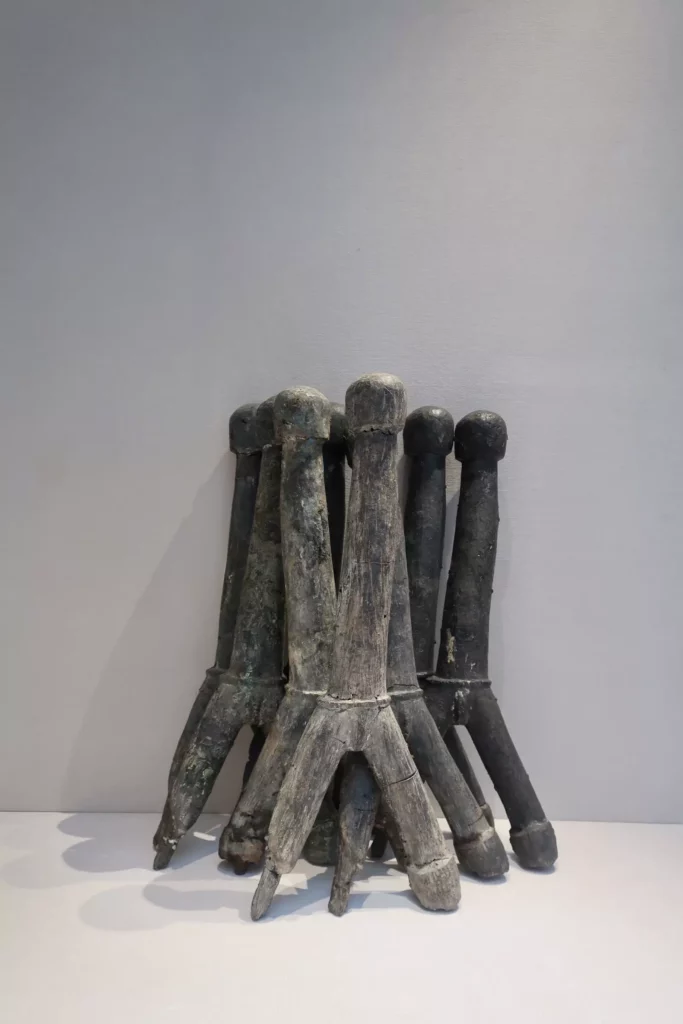 Jean-Marie Perdrix, Yabas, 2002 - 2017, fonte de déchets plastiques, ensemble de 8 sculptures, dimensions variable (88 x 36 x 12 cm chacun) Ensemble de huit sculptures de l'artiste français Jean-Marie Perdrix intitulé Yabas, réalisé au Burkina Faso entre 2002 et 2017 en fonte de déchets plastiques