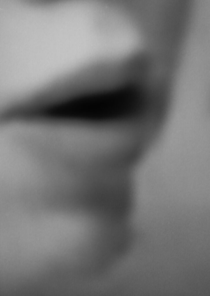 Photographie argentique noir et blanc sous verre diélectrique par Mélissa Boucher représentant une bouche ouverte